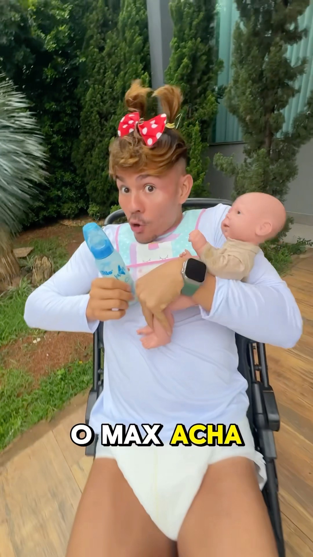 O Max virou um bebê??